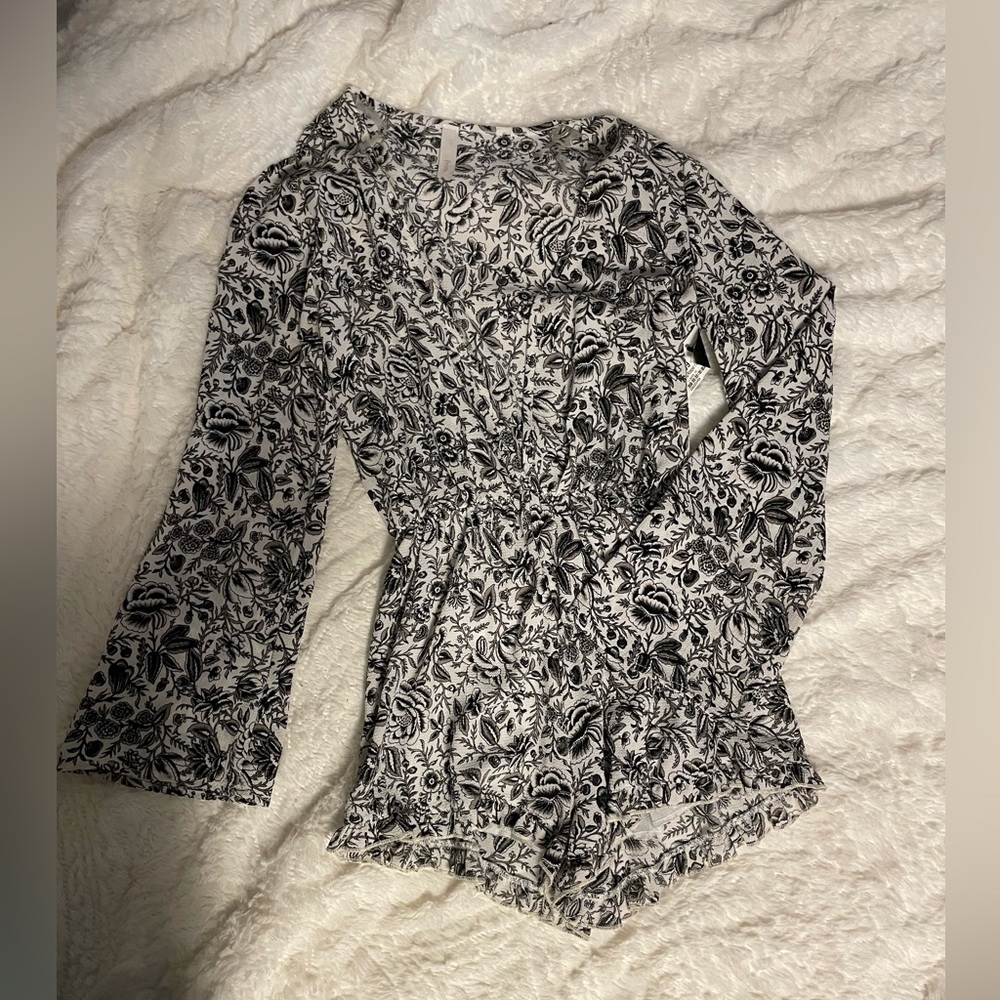 Primi, size small, white floral
